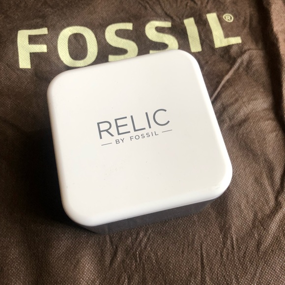 Relic by Fossil. Women queen’s court quartz /Crystal sport watch - Picture 3 of 3